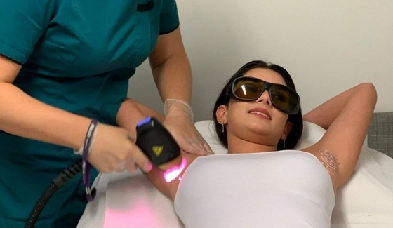808nm Diode Laser Hair Removal Machine TUV ISO CE Sertifikasi Untuk Menghilangkan Pores