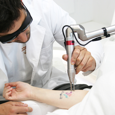 Mesin Laser Picosecond Gaya Stasioner 2000W Q Switched Nd YAG Laser Mesin Penghapusan Tato